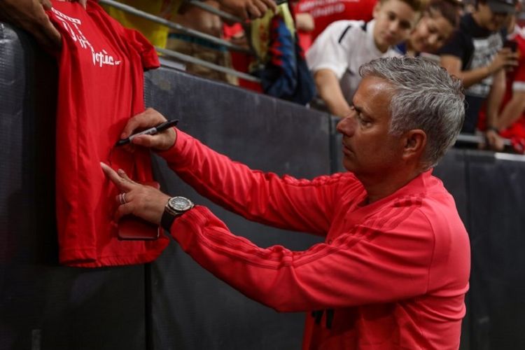 Jose Mourinho membubuhi tanda tangan di kaos suporter jelang laga Manchester United vs Club America di Stadion Phoenix, 19 Juli 2018. 