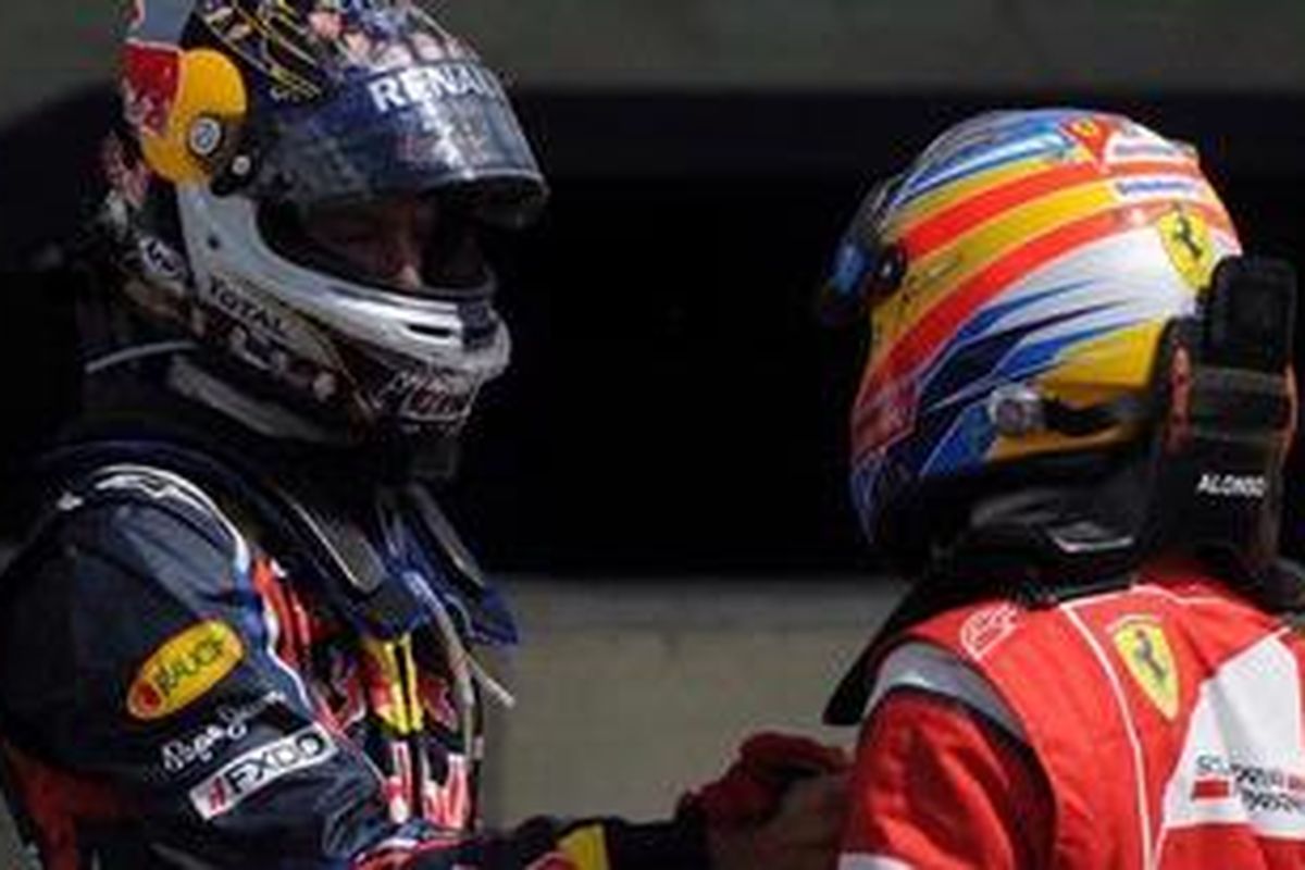 Pebalap Red Bull Racing, Sebastian Vettel (kiri), dan pebalap Ferrari, Fernando Alonso.