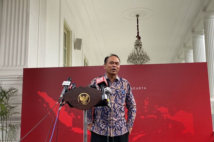 Menteri Komunikasi dan Informatika Budi Arie Setiadi menjelaskan rencana penindakan judi online usai rapat terbatas mengenai penindakan judi online di Istana Kepresidenan Jakarta, Rabu (22/4/2024). 