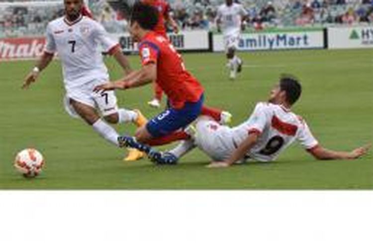 Dua pemain Oman, Mohamed Ali Siyabi (kiri) dan Abdul Aziz Al-Maqbali, mengepung pemain Korea Selatan, Kim Jin Su (tengah), dalam laga perdana penyisihan Grup A Piala Asia 2015 di Canberra, Sabtu (10/1/2015).