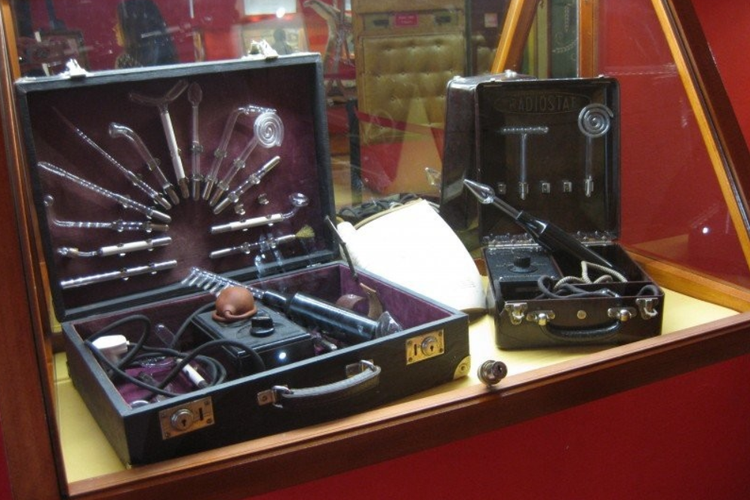Beberapa contoh dari permainan seks dalam koleksi Sex Machines Museum, Praha.