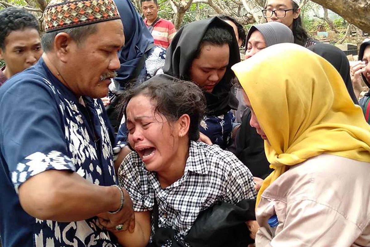 Ibunda Akbar Alamsyah, Rosminah, menangis histeris saat menghadiri pemakaman anaknya di makam tanah wakaf Cipulir, Kebayoran Lama, Jakarta Selatan, Jumat (11/10/2019). Akbar merupakan peserta unjuk rasa di yang berakhir ricuh di DPR pada 25 September lalu. Akbar Alamsyah meninggal dunia di RSPAD Gatot Subroto, Kamis (10/10/2019) kemarin sekitar pukul 17.00 karena mengalami retak pada tempurung kepala.