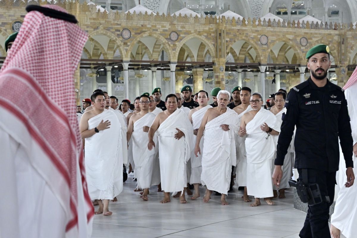 Presiden Prabowo Subianto beserta jajaran Kabinet Merah Putih saat menjalankan umrah di Masjidil Haram, Makkah, Kamis (3/7/2025). ANTARA/HO-Muchlis Jr-Biro Pers Istana