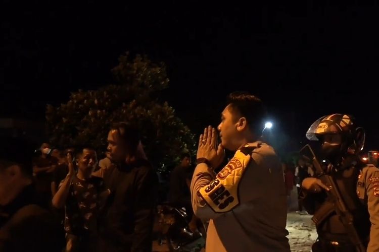 Bidik layar video anggota Satnarkoba Polres Lampung Tengah dikepung massa, Jumat (10/2/2023).
