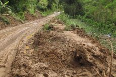 Jalur Sisi Selatan Kabupaten Trenggalek Tertimbun Longsor