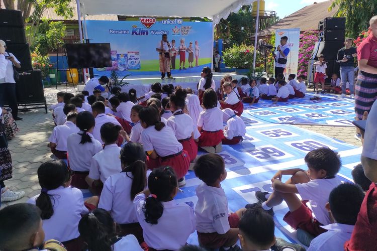 Ratusan anak dan keluarga di Kota Kupang, Nusa Tenggara Timur (NTT), diajak mengikuti program Wings for UNICEF ?Generasi Bersih Sehat?, Selasa (20/8/2024).