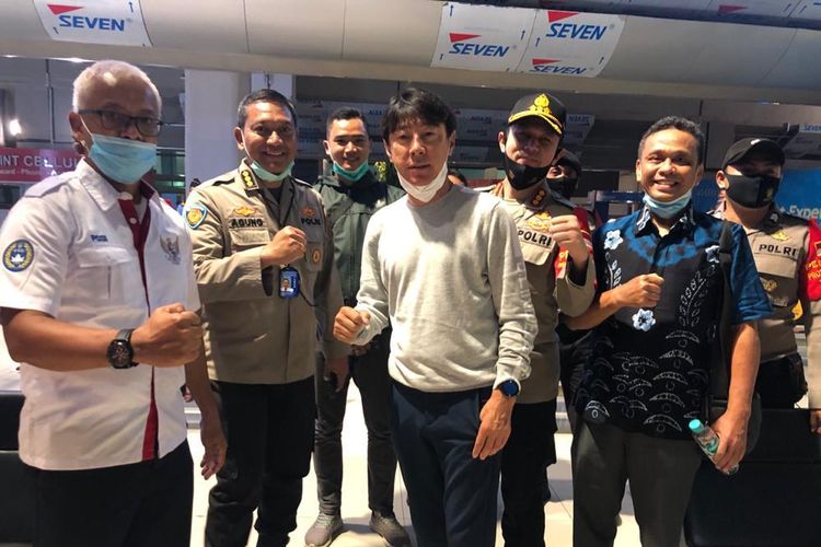 Pelatih Timnas Indonesia, Shin Tae-yong, saat tiba di Bandara Internasional Soekarno Hatta, Cengkareng, pada Rabu (22/7/2020) malam.