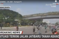 Jembatan Jatibaru Diblokade, Massa Terlihat Bawa Batu dan Kayu