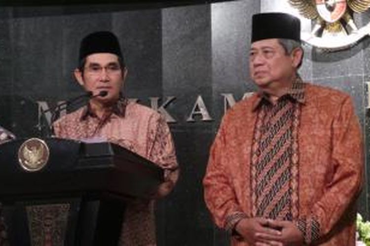 Ketua Mahkamah Konstitusi Hamdan Zoelva dan Presiden Susilo Bambang Yudhoyono.