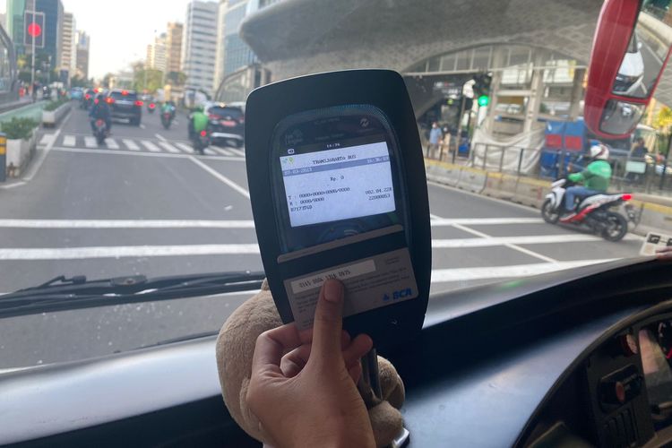 Untuk menaiki bus wisata Transjakarta, penumpang bisa melakukan tap kartu e-money sebanyak dua kali, gratis.