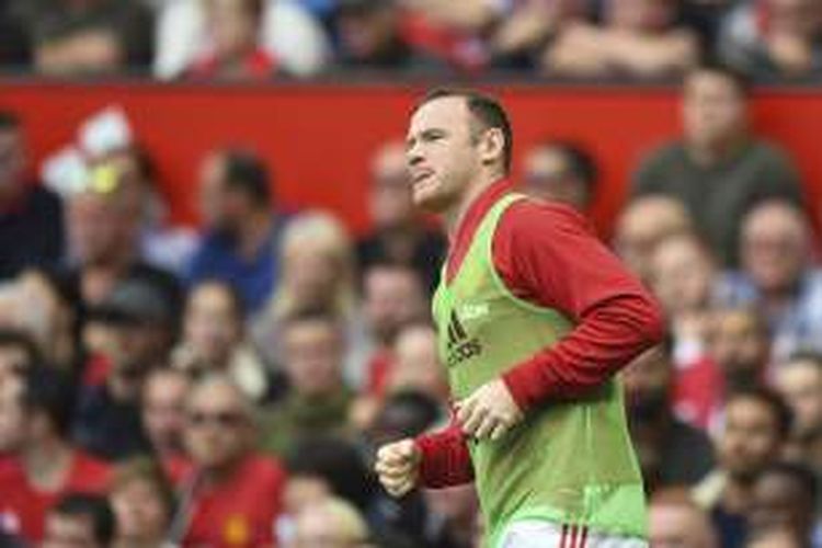 Kapten Manchester United, Wayne Rooney, melakukan pemanasan saat laga Premier League kontra Leicester City, di Stadion Old Trafford, Sabtu (24/9/2016).