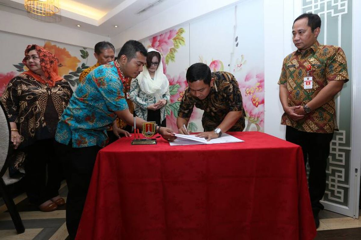 Penandatanganan MoU kerja sama antara Wali Kota Semarang Hendar Prihadi dengan Bupati Kendal Mirna Annisa, Kamis (8/6/2017).