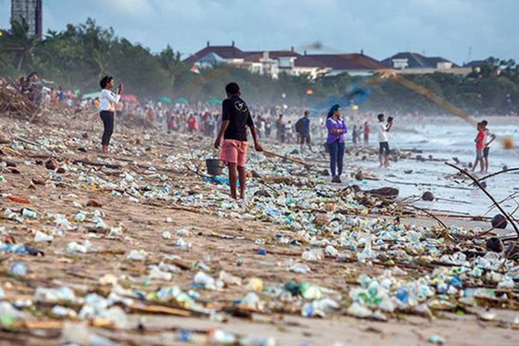 Ilustrasi sampah plastik mencemari pantai.