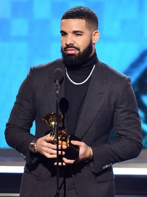 Drake memangangi penghargaan Best Rap Song untuk Gods Plan pada Grammy Awards 2019 di Staples Center, Los Angeles, California, Minggu (10/2/2019).