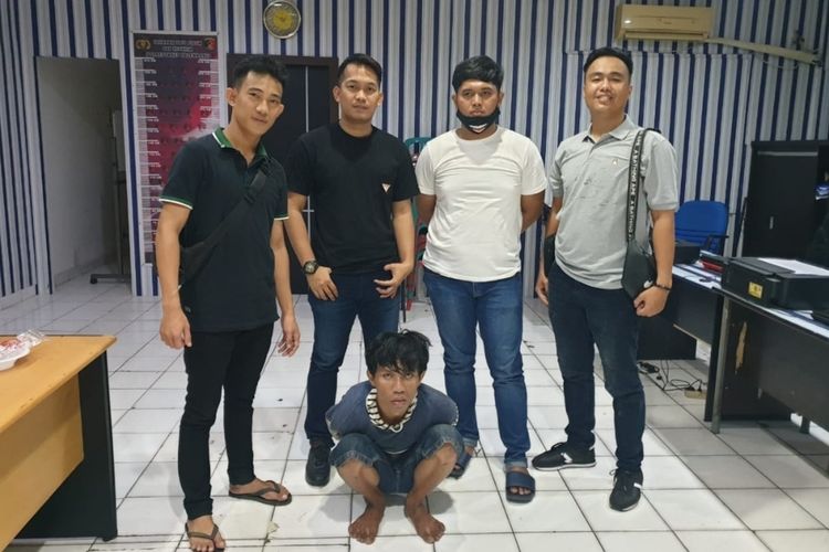 Tersangka Dedi Susanto (26) yang merupakan pelaku pencurian barang antik senilai Rp 1,2 miliar saat berada di Polrestabes Palembang, Jumat (21/8/2020).