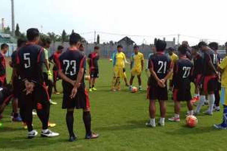 Pelatih Persegres Gresik United Eduard Tjong (tengah), terus berusaha mengembalikan mental bertanding anak didiknya jelang menghadapi Bhayangkara FC.