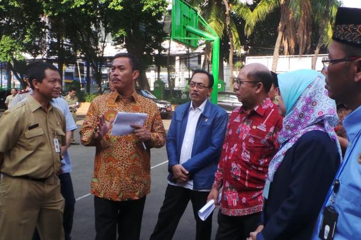 (kiri ke kanan) Kasudin Pendidikan Jakarta Pusat Sujadiyono, anggota Komisi E DPRD DKI Jakarta Iman Satria, Ketua DPRD DKI Jakarta Prasetio Edi Marsudi, anggota Komisi E DPRD DKI Jakarta Bambang Elmusyawa, Ketua Komisi E DPRD DKI Jakarta Pantas Nainggolan, dan Kepala SMP 1 Cikini Kresno Puji Astuti saat meninjau pelaksanaan ujian nasional di SMP 1 Cikini, Jakarta Pusat, Selasa (10/5/2016). 