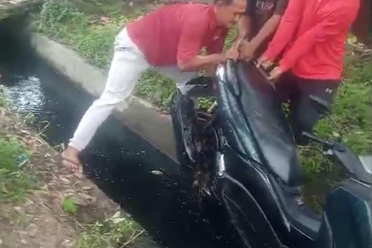 Polisi saat mengangkat sepeda motor pengedar sabu yang terjebur ke parit di Desa Firdaus, Kecamatan Sei Rampah, Kabupaten Serdang Bedagai (Sergai), Sumatera Utara, pada Rabu (23/4/2025). 