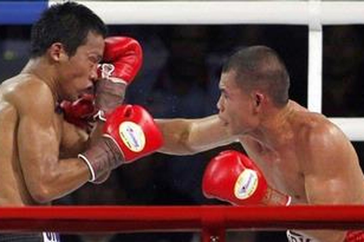 Indonesias Chris John (R) fights against his compatriot Daud Yordan during their World Boxing Association featherweight title fight in Jakarta April 17, 2011.