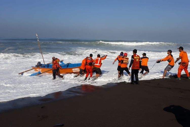 Tim SAR Gabungan Melakukan Pencarian pemain Persis Ferry Anto Saputro (30) dan anaknya, Fajrina Dwi Saputri (Freya) di Pantai Baru, Desa Poncosari, Kecamatan Srandakan, Kabupaten Bantul, Yogyakarta Junat (21/6/2019) (Dokumentasi Basarnas Yogyakarta)