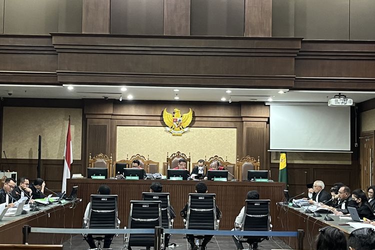 Jaksa Penuntut Umum (JPU) Komisi Pemberantasan Korupsi (KPK) menghadirkan empat orang saksi dalam sidang dengan terdakwa Lukas Enembe, Rabu (16/8/2023).