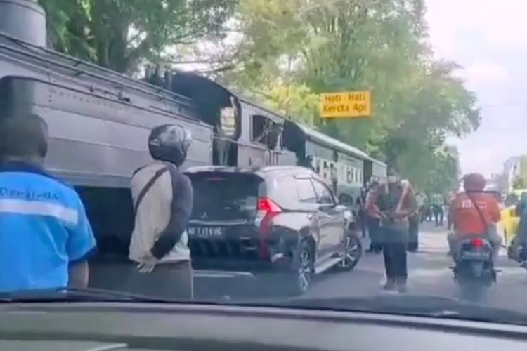 Tangkapan layar video mobil Pajero serempet kereta di Solo, Jawa Tengah