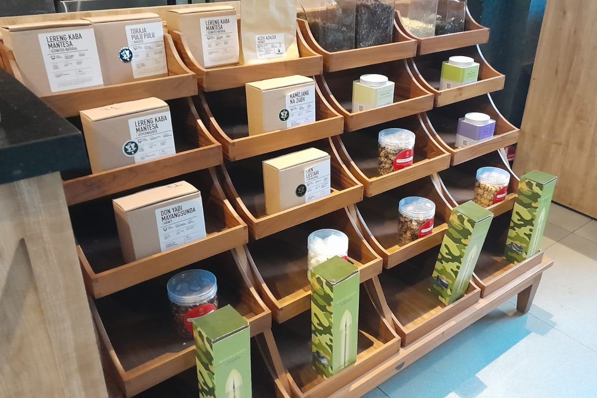 Produk-produk UMKM yang Dipajang di Cafe Taman Piknik