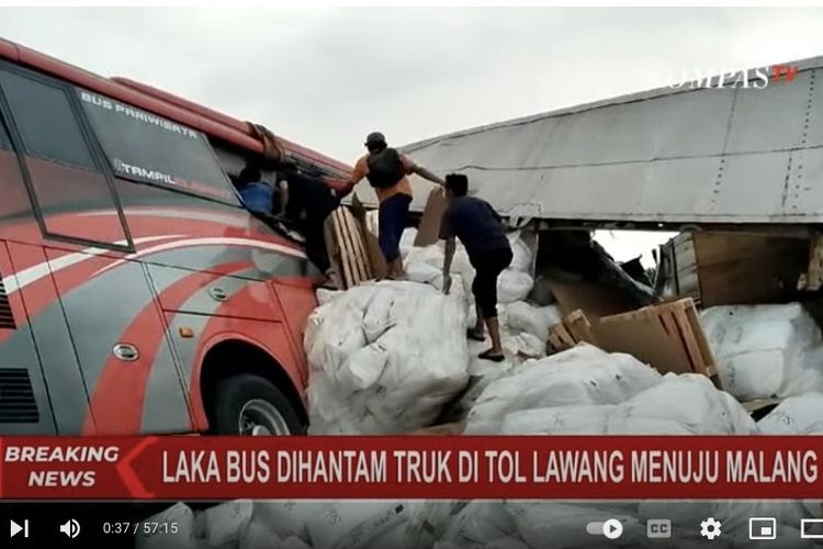 Kecelakaan bus pariwisata dan truk terjadi di Jalan Tol Lawang KM 77 100 dari arah Surabaya menuju Malang, pada Senin (23/12/2024) sore.