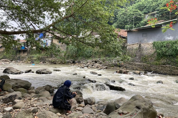 Seorang wisatawan sedang berada di salah satu titik di tepian Sungai Ciliwung yang memiliki pesona indah, meski di beberapa area terlihat banyak tumpukan sampah plastik, Kota Bogor, Senin (24/5/2021).