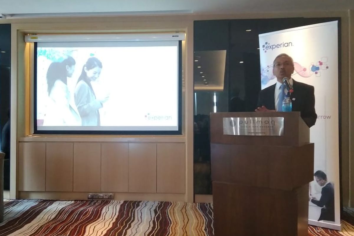 Managing Director Decision Analytics dan Bussiness Information Experien APAC Mohan Jayaraman dalam pemaparan survei tahunan experian di Jakarta, Jumat (3/5/2019)