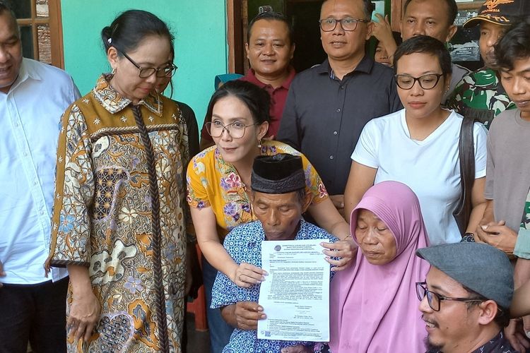 Kunjungi Mbah Tupon, Rieke Diah Pitaloka: Jangan Berhenti Berjuang