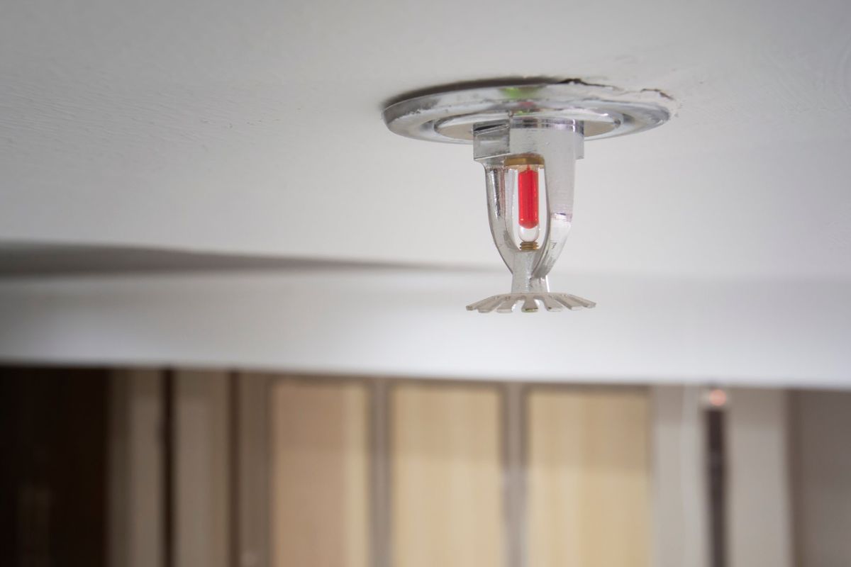 Tak Hanya Api, Sprinkler Hotel juga Bisa Menyala Karena Ini