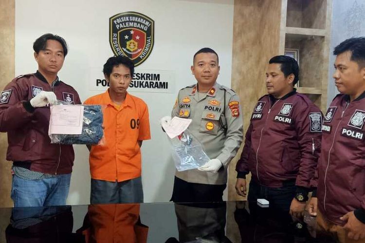 Herpin (34) tersangka pembunuhan pengujung kafe saat berada di Polsek Sukarami, Palembang, Rabu (28/12/2022).
