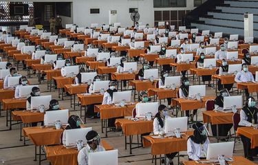 Peserta mengikuti ujian Seleksi Kompetensi Bidang (SKB) Calon Pegawai Negeri Sipil (CPNS) di Surabaya, Selasa (22/9/2020). Badan Kepegawaian Daerah (BKD) Kota Surabaya menggelar ujian SKB yang diikuti 1.142 peserta CPNS dengan menerapkan protokol kesehatan pencegahan Covid-19 secara ketat.