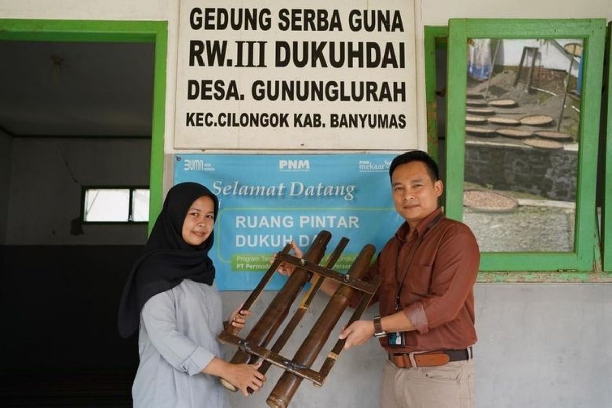 PNM menyerahkan 250 kentongan kepada Ruang Pintar Dukuh Dai, Banyumas, Purwokerto.