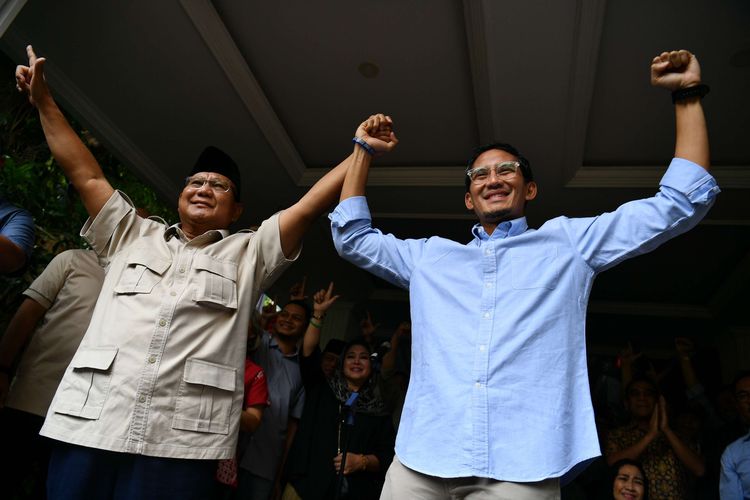 Calon Presiden dan Calon Wakil Presiden nomor urut 02 Prabowo Subianto dan Sandiaga Uno menyapa media seusai memberikan keterangan pers di kediaman Prabowo, Kertanegara, Jakarta Selatan, Selasa (21/5/2019). 
Pasangan Prabowo Subianto dan Sandiaga Uno menolak hasil rekapitulasi KPU dan memutuskan untuk mengajukan gugatan ke Mahkamah Konstitusi (MK).