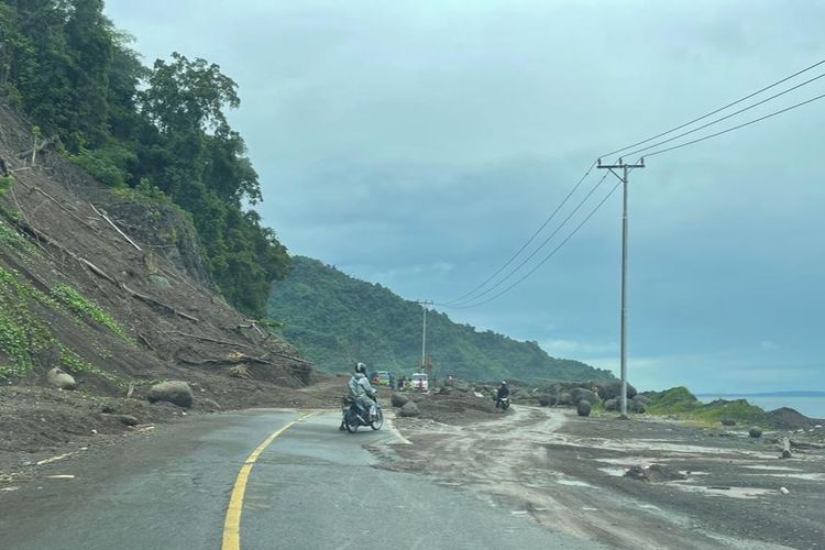 Jalan trans Papua barat di kampung warkapi Manokwari tertimbun longsor