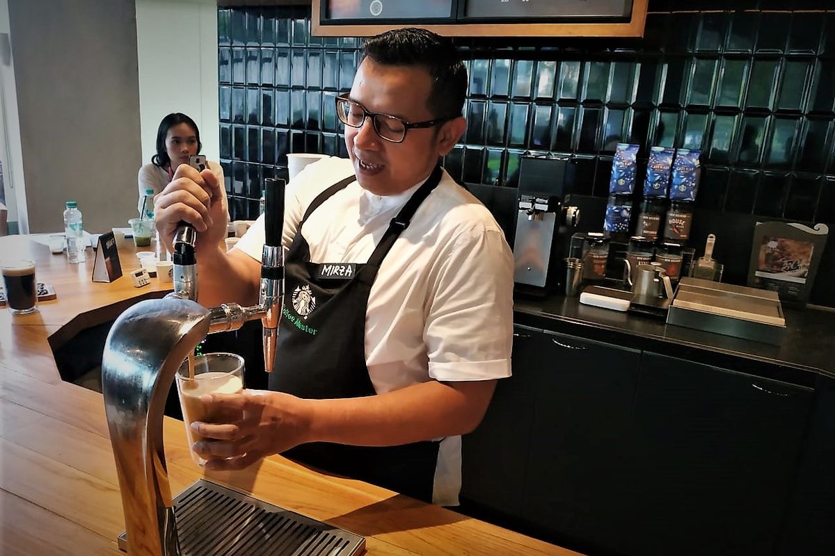 
Mirza menuangkan Starbucks Draft Nitro Cold Brew

