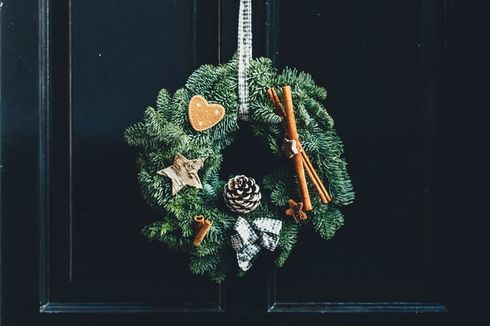 5 Ide Dekorasi Natal untuk Pintu Rumah dengan Bahan Alami