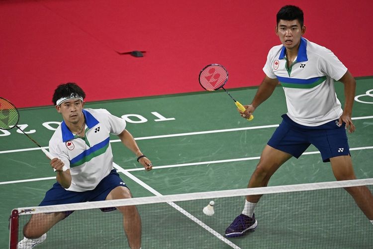 Pasangan Kanada Nyl Yakura (kiri) dan Jason Ho Shue (kanan) saat menghadapi wakil Indonesia Mohammad Ahsan/Hendra Setiawan pada laga pertama Grup D ganda putra bulu tangkis Olimpiade Tokyo 2020 di Musashino Forest Sports Plaza , Jepang, Sabtu (24/7/2021) sore WIB.