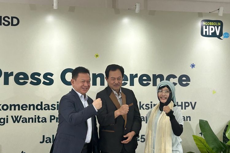 (Kiri ke kanan) Ketua Kelompok Kerja Eliminasi Kanker Serviks Perkumpulan Obstetri dan Ginekologi Indonesia (POGI) Dr. dr. Fitriyadi Kusuma, Sp.OG(K), Ketua Umum POGI, Prof. Dr. dr. Yudi Mulyana Hidayat, Sp.OG(K), dan Dokter Spesialis Obstetri dan Ginekologi Dr. dr. Tofan Widya Utami, Sp.OG (K) dalam konferensi pers bertajuk Rekomendasi Vaksinasi HPV bagi Wanita Pra-Nikah dan Pasca Persalinan di Jakarta Pusat, Selasa (24/6/2025).