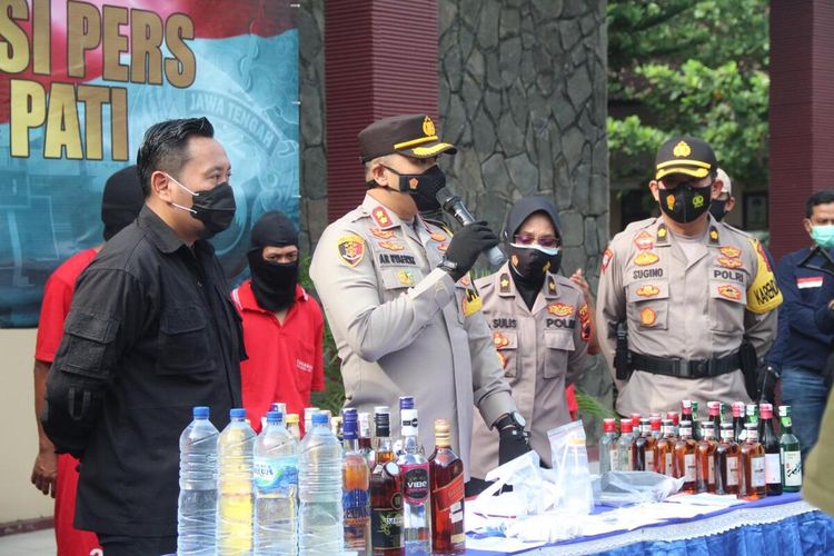 Kapolres Pati AKPB Arie Prasetya Syafaat saat jumpa pers pengungkapan peredaran sabu di Lapas Pati, Kamis (7/1/2021).