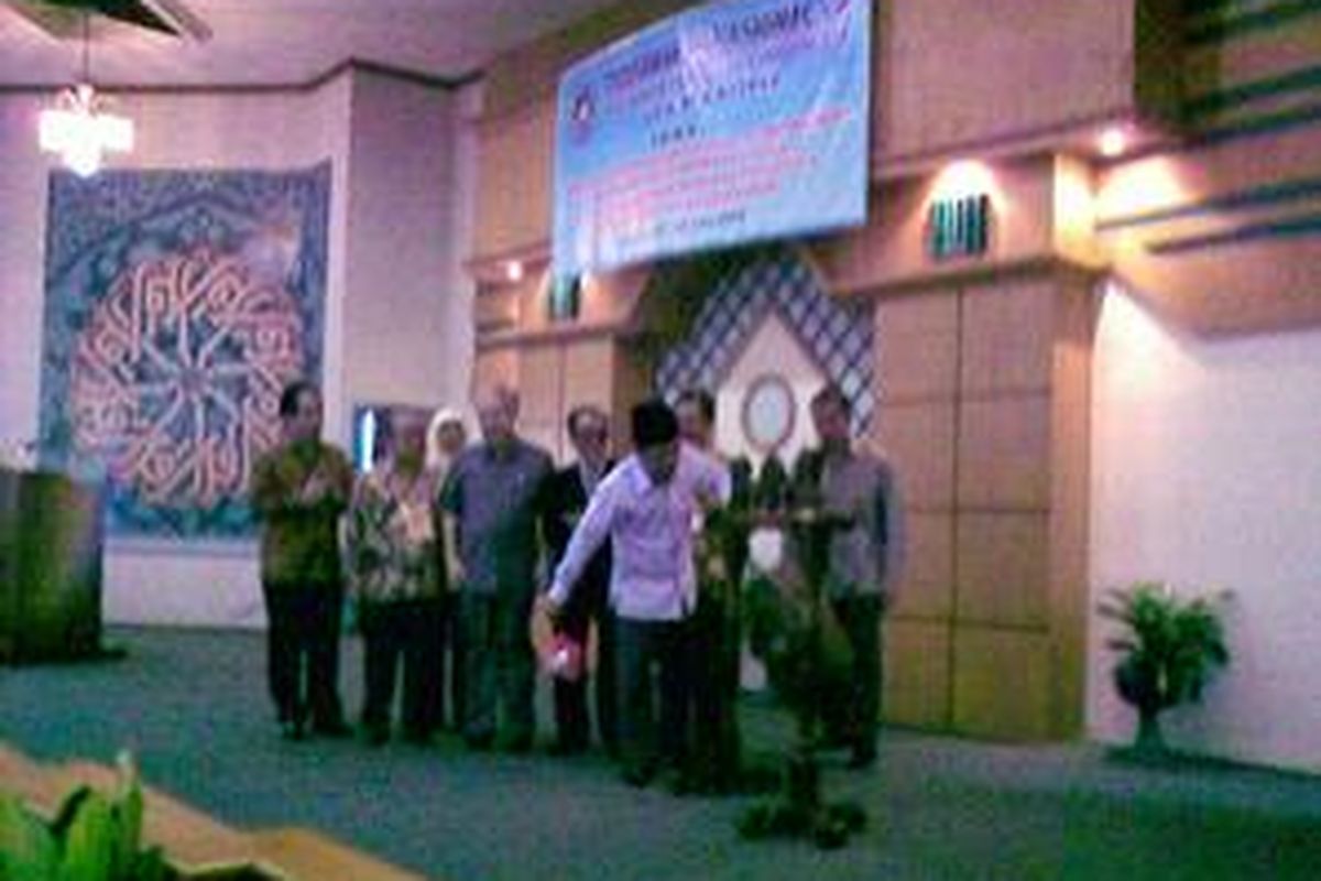 Wakil Presiden M Jusuf Kalla membuka Munas ke-VII Pertuni di Asrama Haji Pondok Gede, Jakarta, Senin (22/6).