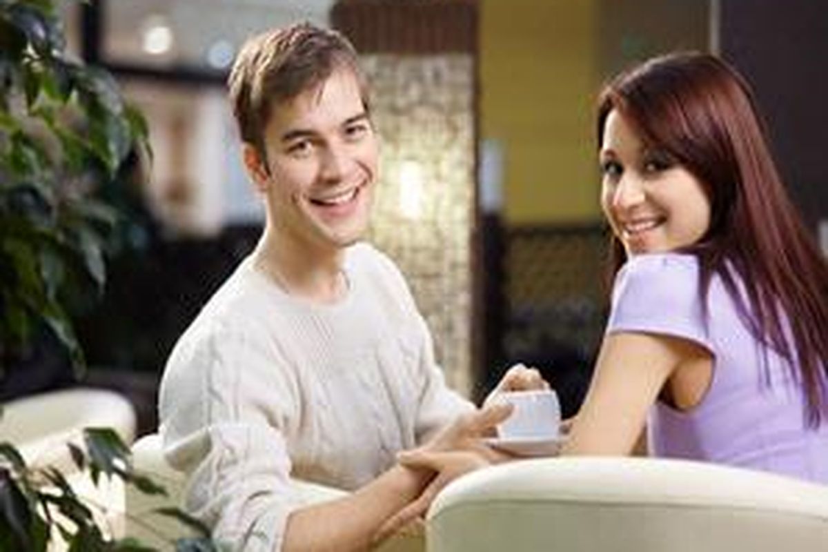 Pria yang baik akan selalu membuka komunikasi, untuk mengetahui kesukaan dan perasaan pasangannya.