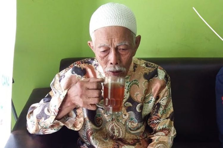 Nekat melakukan pendakian ke puncak Gunung Lawu, kakek Masirin (81) tersesat di hutan. Beruntung kakek yang sudah pikun tersebut ditemukan oleh warga pencari rumput dalam keadan tergeletak  tak berdaya.