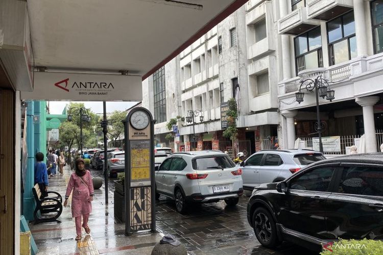 Situasi arus lalu lintas di sepanjang Jalan Braga, Kota Bandung, Jawa Barat, Rabu (10/1/2024).