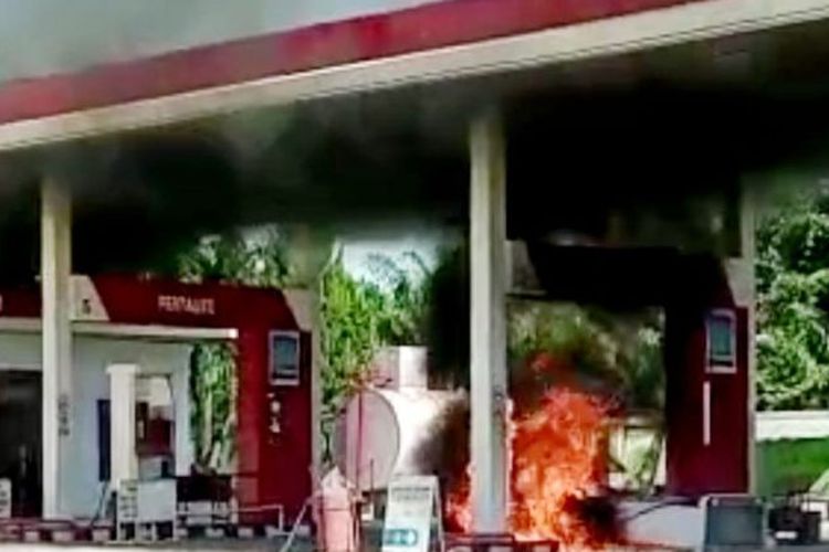 Stasiun Pengisian Bahan Bakar Umum (SPBU) di Dusun Alue Ara, Gampong Pantee Cermin, Kecamatan Babahrot, Aceh Barat Daya terbakar, Kamis (6/7/2023).