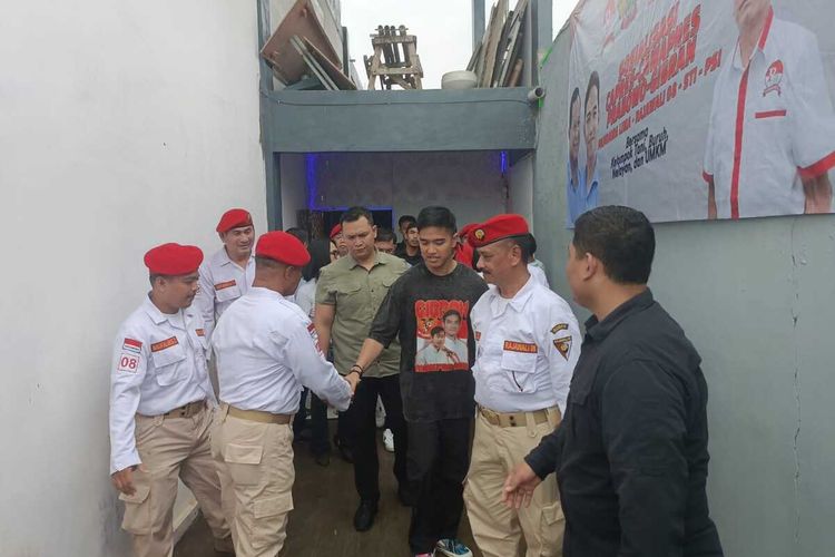 Ketua Umum PSI Kaesang Pangarep saat bertemu dengan petani, nelayan, buruh dan pelaku UMKM Banten di Kota Serang. Rabu (3/1/3023).