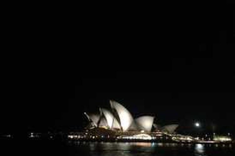 Saat matahari tenggelam, Kota Sydney pun berubah menjadi permadani yang bermandikan cahaya, termasuk bangunan Sydney Opera House