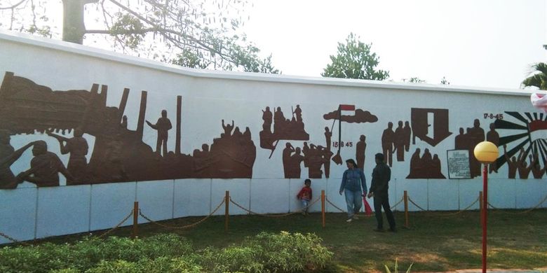 Pengunjung tengah berswafoto di depan relief area Monumen Kebulatan Tekad, Selasa (13/8/2019).